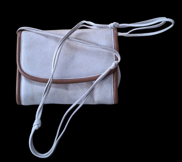 Bolsa Station - Couro Camurça Off White + Detalhes Caramelo - Marca Station. Conhecida por bolsas em couro com acabamento bom - - Material: Corpo em camurça/napa off white + viés e alça em couro/couri
