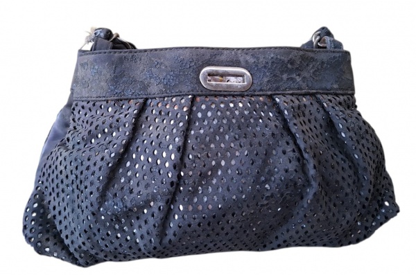 Bolsa Chenson - Preta Vazada "Furadinha" com Alça de Corrente - - Marca: Chenson - placa oval na frente- Material: Couro sintético PU preto vazado/furado + faixa lisa no topo. Forro interno aparecendo