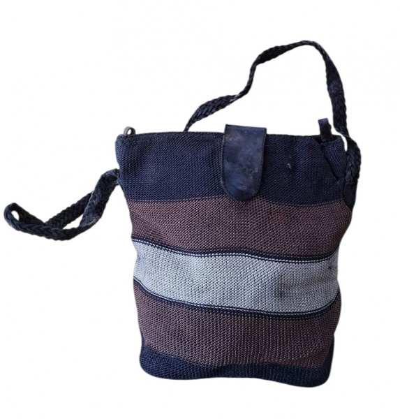 Bolsa Bucket Trico/Listrada - Marrom + Azul + Cinza - Material: Corpo em tricô/fio sintético listrado marrom, cinza e azul marinho. Fecho em aba de couro + alça trançada de couro- Modelo: Bucket bag p