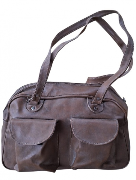 Bolsa Baú - Couro/Courino Marrom Tabaco - - Material: Couro ou courino envelhecido marrom tabaco. Acabamento fosco, aspecto "vintageado"- Modelo: Baú com 2 bolsos frontais com aba + zíper no topo. 2 a