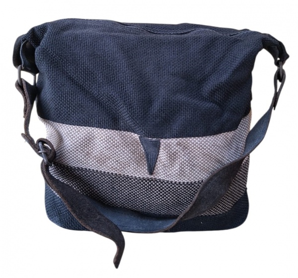 Bolsa Messenger - Lona + Camurça Azul/Cinza - - Material: Corpo em lona/gorgorão grosso listrado: azul marinho + cinza claro + cinza chumbo. Detalhes em camurça/veludo marrom na alça e base- Modelo: C