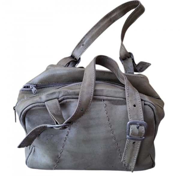 Bolsa Baú Vintage - Couro Verde Oliva Envelhecido - - Material: Couro legítimo verde oliva/cinza. Acabamento "washed" desgastado proposital. Costura aparente grossa- Modelo: Baú pequena. 2 alças de mã