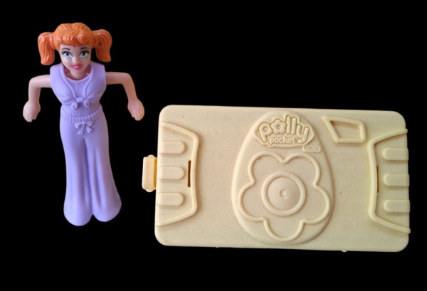Compacto Polly Pocket "Camera Flor" + Boneca Lilac 1994-1995 - Esse é o Polly Pocket Camera Compact da era Bluebird/Mattel anos 90. - - Marca: Polly Pocket - Bluebird 1994-1995- Material: Plástico cre
