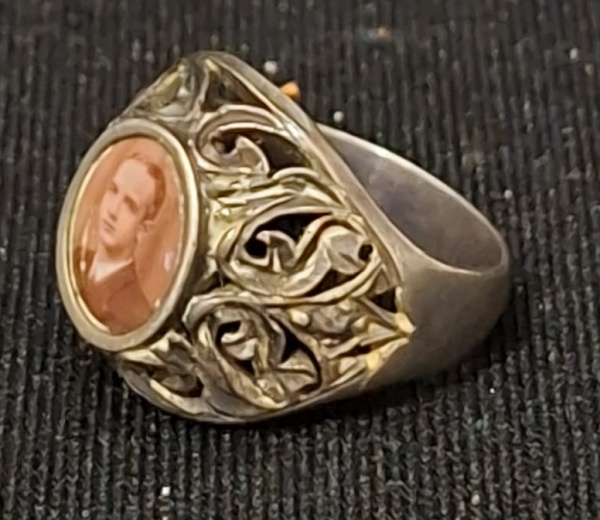 Anel Vintage "Locket Ring" com Mini Retrato - com banho prata Envelhecida - Anel com foto miniatura, estilo vitoriano/romântico. - Material: Metal prateado. Tem trabalho vazado filigrana- Modelo: Anel