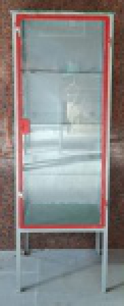 Antigo Armário/vitrine expositor de hospital em ferro fundido, vidro trincado . Obs:. Objetos na foto não acompanham, é só a vitrine. Med:. 150x52x42cm