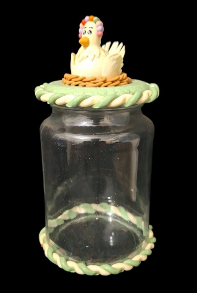 Pote de Vidro Decorado com Galinha Biscuit - - Material: Pote de vidro + tampa decorada com biscuit/massa de modelar- Tema: Galinha sentada no ninho, com bobs coloridos na cabeça kkk- Detalhes: Trança