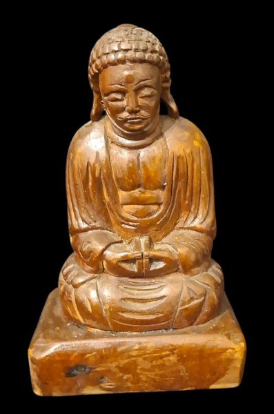 Estátua Buda Sentado em Meditação - Madeira Esculpida com 17cm de altura. - Buda na posição Dhyana Mudra, de meditação e sabedoria. - - Material: Madeira maciça. Pelo tom e brilho parece sândalo, cane