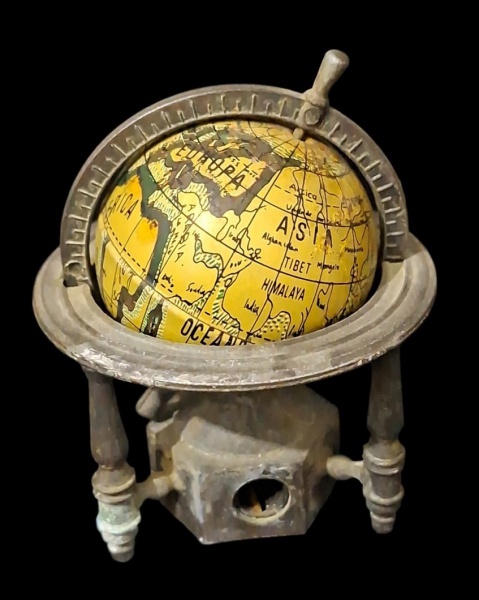 Apontador Globo Terrestre Decorativo Vintage - Metal + Mapa Amarelo - alt 9cm. - Material: Base e meridiano em metal fundido, provavelmente zamac ou ferro. Globo em papel/madeira com mapa- Modelo: Glo