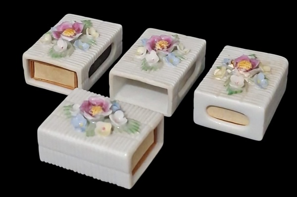 Conjunto 4 Porta-Caixas de Fósforo em Porcelana com Flores 3D - 2 deles com ínfimas perdas nas flores