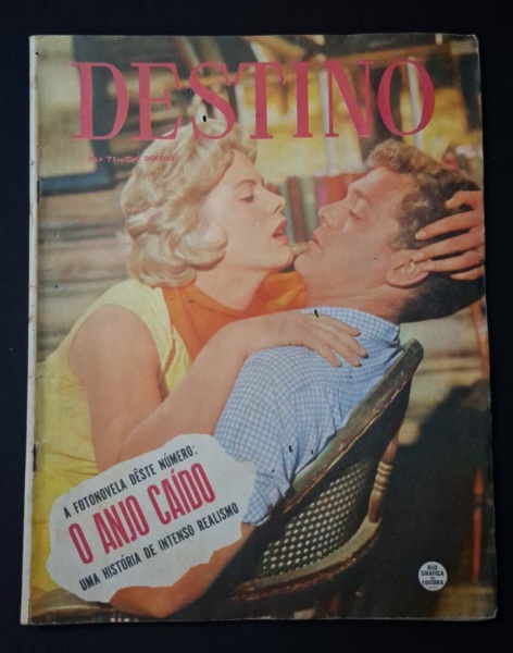 Revista Destino Nº 71 - Anos 60 - - Edição: N 71. Preço de capa: Cr$ 200,00- Editora: RGE Gráfica Editora- Fotonovela: "O Anjo Caído"- Capa: Cena romântica bem anos 60. Ela de amarelo/laranja abraçand