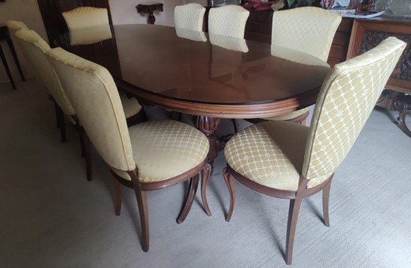 Joias . Mesa de jantar extensora para 8 lugares em madeira maciça, com entalhes manuais ...