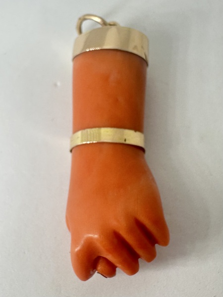 Joias . Pingente figa em coral encastoada em ouro 18k. Tamanho 4cm.