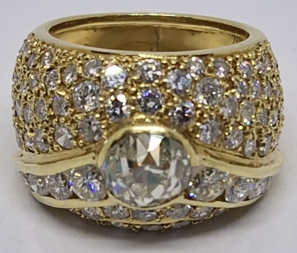 Joias . Anel em ouro 750 com 62 pedras com 2 pontos e 8 pedras no centro com 5 pontos e ...