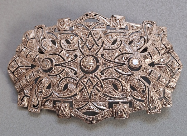 Joias . Broche em Ouro Branco 18k cravejado de diamantes I 2 diamantes de 8 pontos e 1 ...