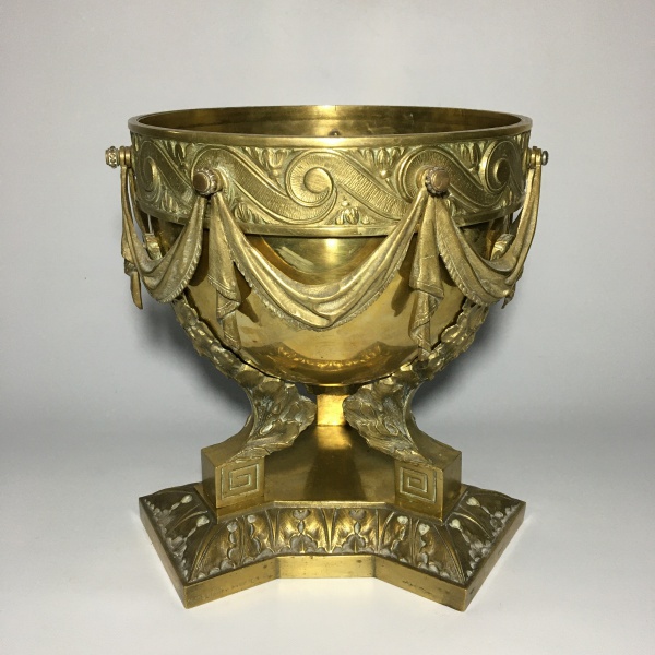 Joias . Excepcional  e imponente antigo vaso Italiano em bronze ricamente constituído ...