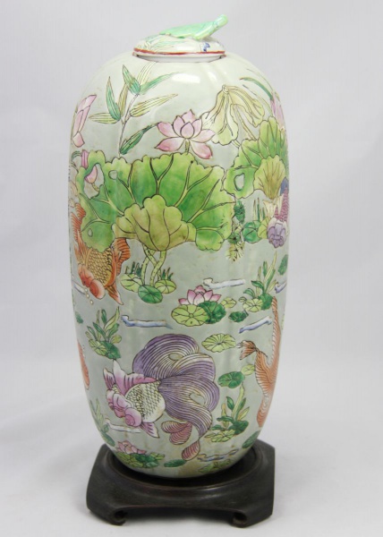 Arte . Elegante vaso chinês antigo com pintura manual em relevo de flores e peixes, em ...