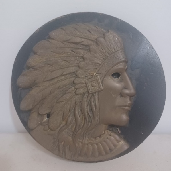 Arte . Grande quadro com face de Indio Americano em bronze fixado em placa de madeira ...