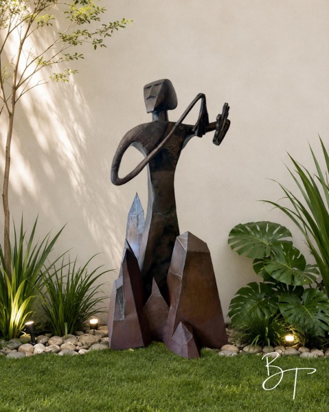 Joias . Grande escultura em chapa de ferro patinado, de autoria anônima, representando ...