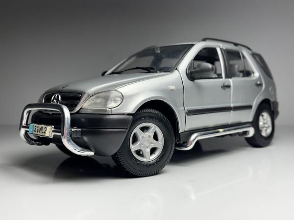 ミニカー Maisto Mercedes-Benz ML320 1/18 Mercedes Benz ML 320 Prata - Maisto Escala 1/18 miniatu