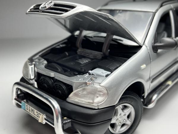 Mercedes Benz ML 320 Prata - Maisto Escala 1/18 miniatu