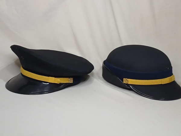 Joias . MILITARIA  Lote composto por dois quepes, sendo um masculino e um feminino.