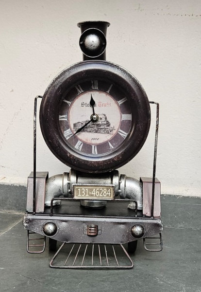 Relógio de mesa decorativo com cena da frente de uma locomotiva antiga. 39 cm altura x 23 cm comprimento. CH071  Steam Train/Steampunk