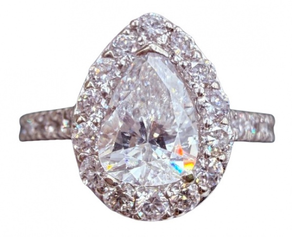 Joias . Magnífico anel em ouro branco 18k cravejado por diamante central lapidação gota ...