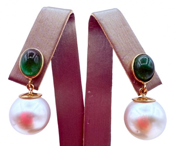 Joias . Par de brincos em ouro 18 cravejado por esmeralda cabochon e pérolas South Sea ...