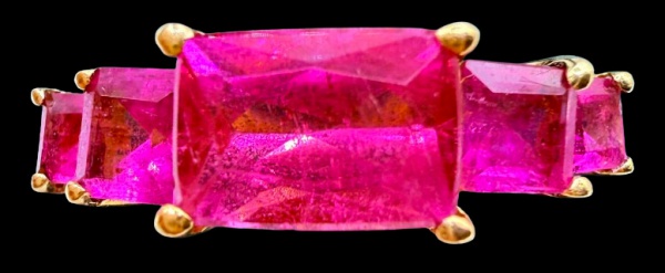 Joias . Anel em ouro 18k cravejado por cinco turmalinas rosas.. Aro: 17 Peso: 3,3g