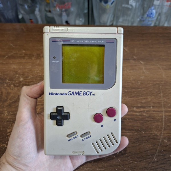 Arte . Nintendo Game Boy, liga, mas tela está com defeito.