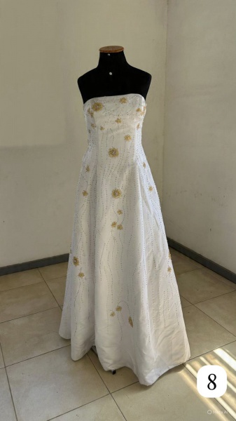 Joias . Vestido de noiva em renda branca, com corpete ajustado foto 1