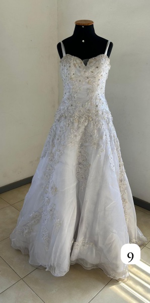 Joias . Vestido de noiva em renda branca, com corpete ajustado foto 2