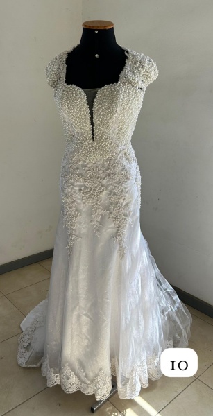 Joias . Vestido de noiva em renda branca, com corpete ajustado foto 3