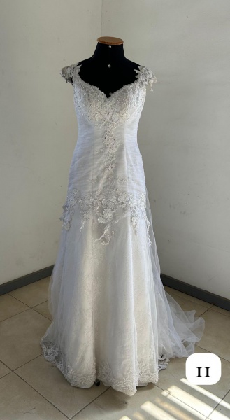 Joias . Vestido de noiva em renda branca, com corpete ajustado foto 4