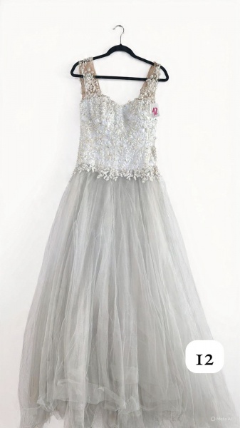 Joias . Vestido de noiva em renda branca, com corpete ajustado foto 5
