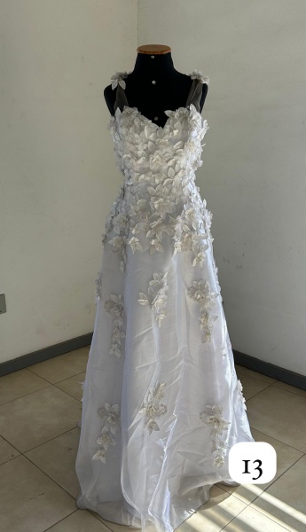 Joias . Vestido de noiva em renda branca, com corpete ajustado foto 6