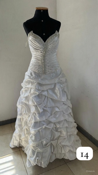 Joias . Vestido de noiva em renda branca, com corpete ajustado foto 7