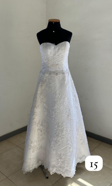 Joias . Vestido de noiva em renda branca, com corpete ajustado foto 8