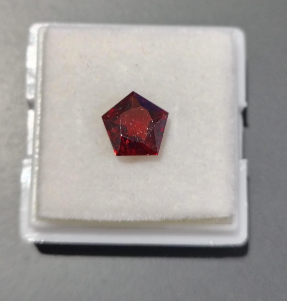 Joias . PEDRAS PRECIOSAS/ 1 GRANADA  LAPIDAÇÃO ESTRELA  2,15CT