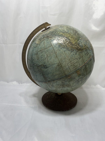 Joias . Antigo globo terrestre de mesa, marca Replogle, com nomenclatura em português, ...