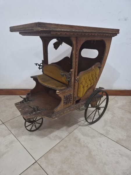 Joias . Miniatura decorativa de carruagem antiga em madeira entalhada, com estofamento ...