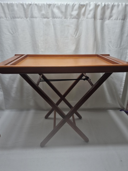 Joias . Bandeja retangular com apio dobrável. Medindo 65cm x 35cm x 51cm de altura.
