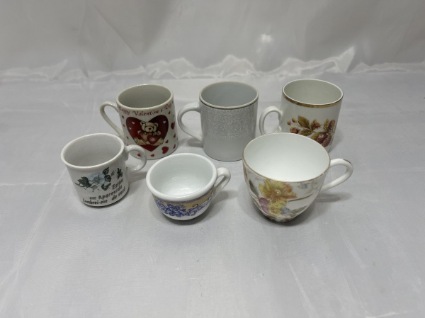 Joias . Lote de 6 xícaras de café sem pires em porcelana diversa.
