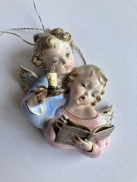 Joias . Luminária italiana em porcelana formato dois querubins numerada. Funcionando. ...