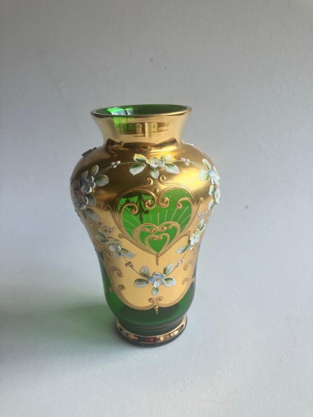 Joias . vaso veneziano em vidro verde com detalhes em dourado e flores em relevo. ...