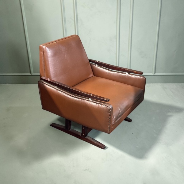 Joias . Poltrona estilo  L'atelier com estrutura em madeira maciça. Com design da ...