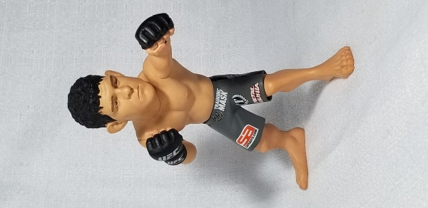 Boneco UFC Ultimate Collector Nick Diaz da marca Round 5. Caso as
