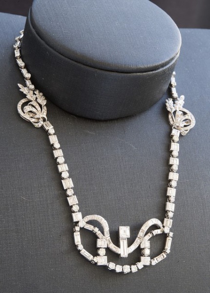 Joias . IDEAL PARA CRIAR UMA TIARA.COLAR DE GRANDE QUALIDADE EM PLATINA COM APROX 18 ...