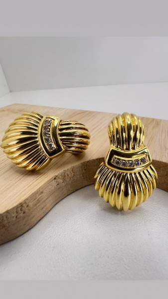 Joias . ANEL CONFECCIONADO EM OURO AMARELO 18K, COM 38 DIAMANTE foto 2