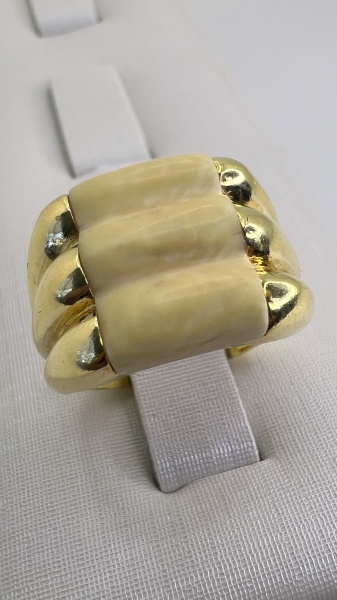 Joias . ANEL CONFECCIONADO EM OURO AMARELO 18K, COM 38 DIAMANTE foto 3